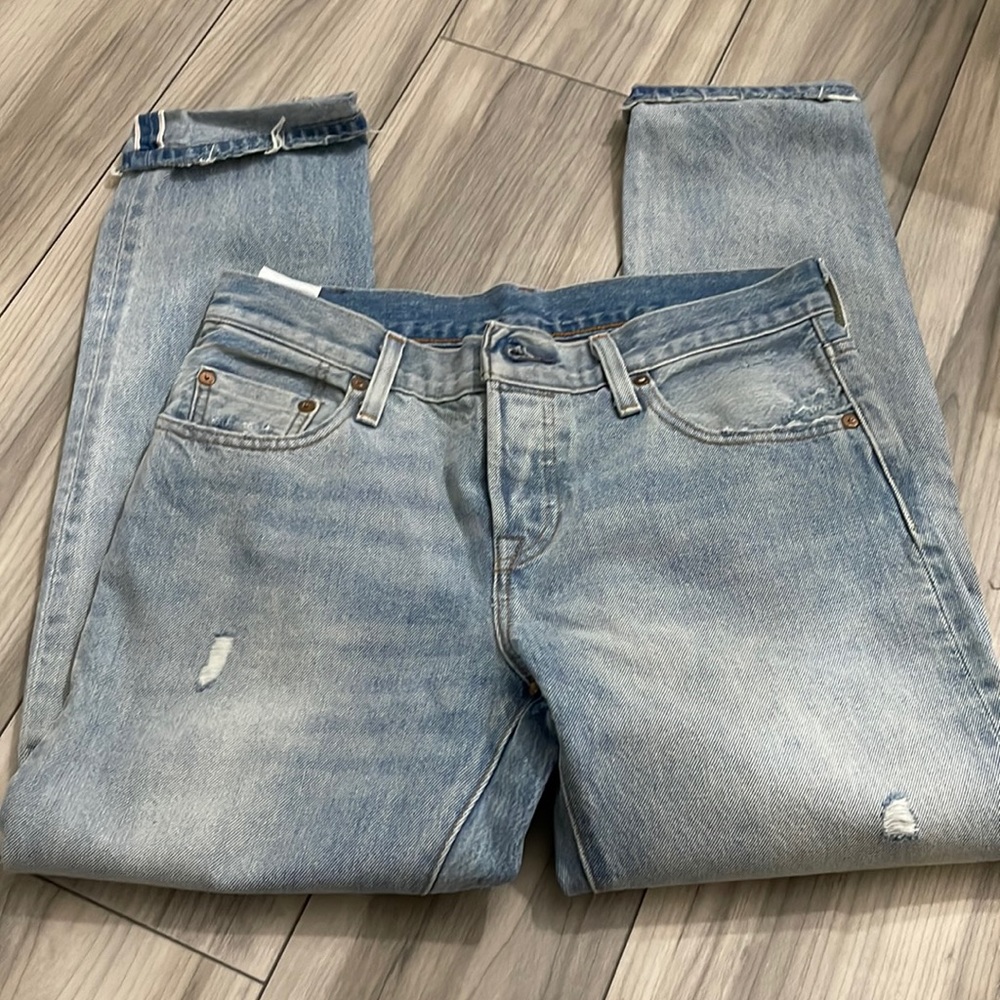 Vintage high waist jeans levis, they don’t have a size but fit like a 26/27